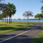 Ciclovia inaugurada no Lago Sul, Distrito Federal, com vista para o lago e paisagem urbana de Brasília.
