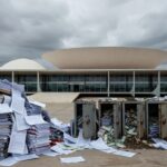 Edifício da Câmara Legislativa do DF em Brasília com símbolos de burocracia fazendária, destacando reestruturação de carreira e críticas por ineficiências.