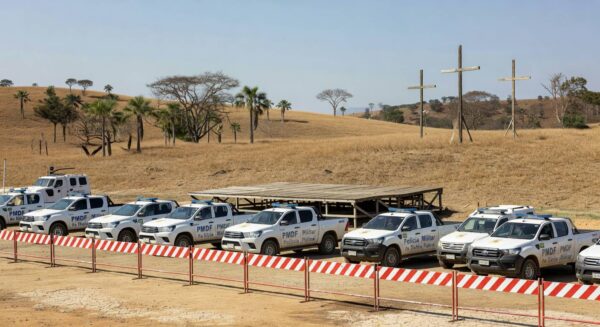 Área de encenação da Paixão de Cristo em Planaltina com barreiras e viaturas de segurança do GDF.