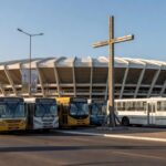 Ônibus gratuitos em frente ao Estádio Mané Garrincha em Brasília para eventos da Semana Santa e Via Sacra.