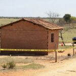Casa em Águas Lindas (GO) isolada por fita policial após tragédia familiar com picareta e suicídio.