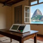 Urna eletrônica em sala de votação no Rio de Janeiro, simbolizando eleições diretas para governo tampão defendidas pela PGR.