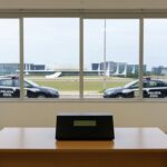 Urna eletrônica em eleição para diretoria do Sinpol-DF, com insígnias da Polícia Civil no Distrito Federal.