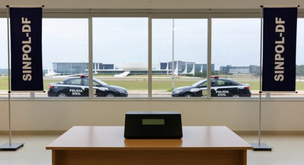 Urna eletrônica em eleição para diretoria do Sinpol-DF, com insígnias da Polícia Civil no Distrito Federal.