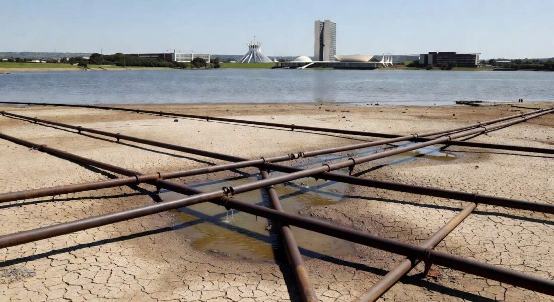 Reservatório de água vazio em Brasília, ilustrando falhas no abastecimento da Caesb em seus 57 anos.