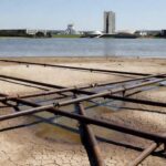 Reservatório de água vazio em Brasília, ilustrando falhas no abastecimento da Caesb em seus 57 anos.