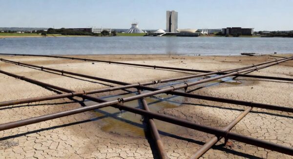 Reservatório de água vazio em Brasília, ilustrando falhas no abastecimento da Caesb em seus 57 anos.