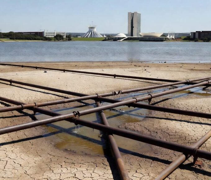 Reservatório de água vazio em Brasília, ilustrando falhas no abastecimento da Caesb em seus 57 anos.