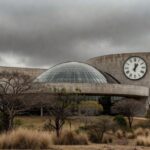 Fachada da Câmara Legislativa do DF sob céu nublado, representando projeto contra exclusão de idosos no trabalho com dúvidas sobre eficácia.