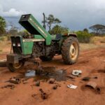 Trator com falha mecânica em área rural de Sobradinho II, Distrito Federal, Brasil.