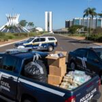 Viaturas da PCDF em operação contra tráfico interestadual em Brasília, com bens apreendidos representando bloqueio de R$ 1 bilhão.