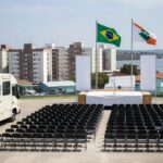 Ônibus do QualificaDF Móvel em praça no Paranoá durante celebração de formatura de alunos.
