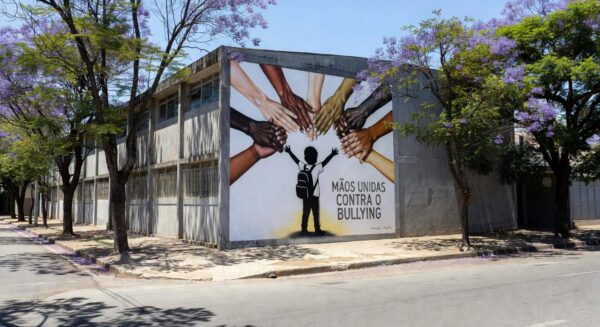 Escola em Sobradinho com símbolo de união contra bullying e cyberbullying, capacitação pela SSP-DF.