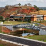 Vista de obras de infraestrutura e saúde em Sobradinho II e Fercal, elevando qualidade de vida no Distrito Federal.