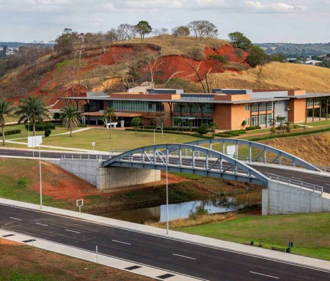 Vista de obras de infraestrutura e saúde em Sobradinho II e Fercal, elevando qualidade de vida no Distrito Federal.