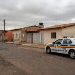 Viatura da polícia em rua de Sobradinho, representando prisão por furtos durante prisão domiciliar.