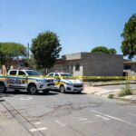 Viatura da polícia em frente a residência em Ceilândia após invasão e ameaças, cena de prisão.