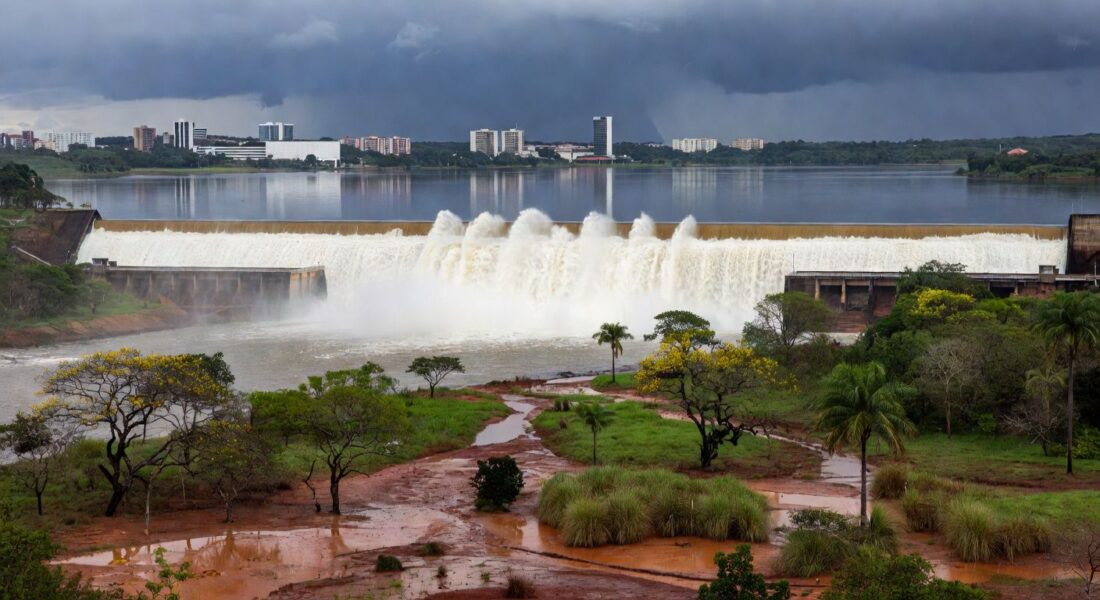 Barragem de Santa Maria transbordando no Distrito Federal, expondo riscos de inundações.