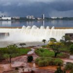 Barragem de Santa Maria transbordando no Distrito Federal, expondo riscos de inundações.