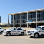 Viaturas da PCDF em frente ao BRB durante Operação Fraudis contra esquema de fraude de R$ 10 milhões.