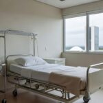 Fachada do Hospital Regional de Santa Maria em Brasília, simbolizando dedicação à recuperação após coma.