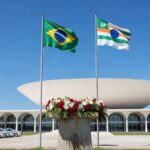 Homenagem à PMDF e Jair Soares em Brasília, com bandeiras, coroa de flores e viaturas policiais no Palácio do Buriti.