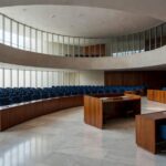 Plenário vazio da CLDF em Brasília representando aprovação para presidência do IgesDF