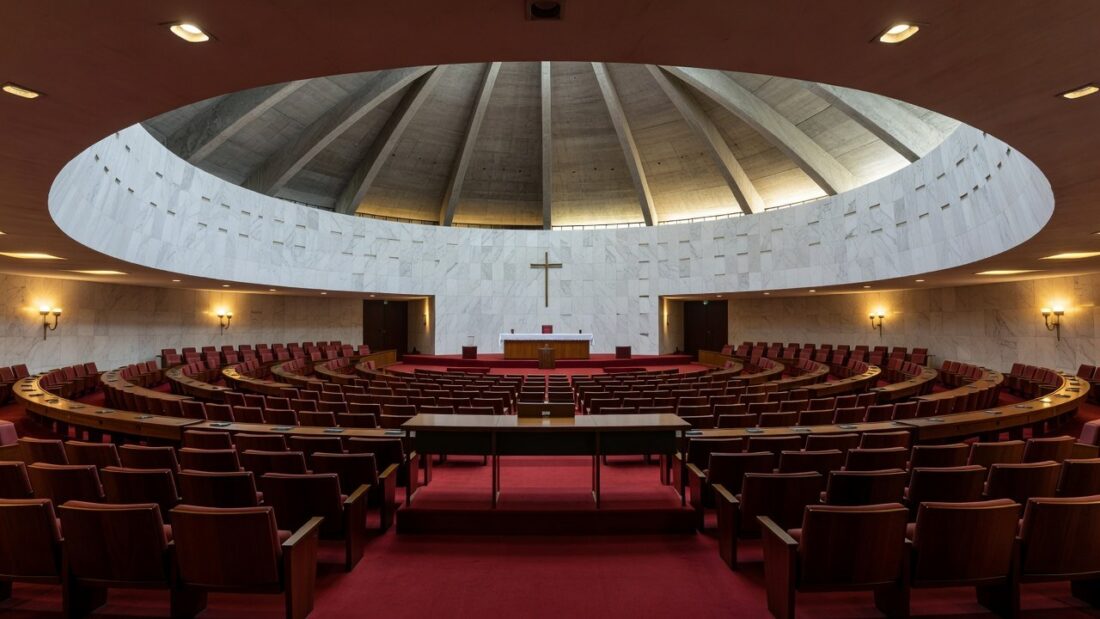 Plenário da Câmara Legislativa do DF com homenagem religiosa durante sessão solene