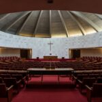 Plenário da Câmara Legislativa do DF com homenagem religiosa durante sessão solene
