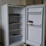 Mesa com prato vazio simbolizando insegurança alimentar de idosos no DF