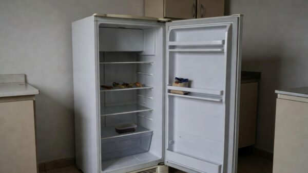Mesa com prato vazio simbolizando insegurança alimentar de idosos no DF