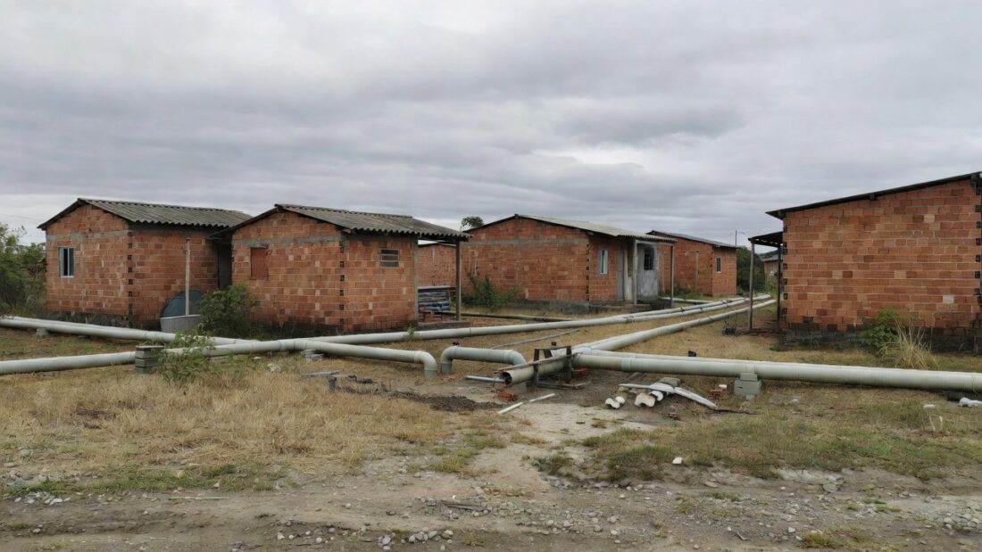 Medidores de água e contas da Caesb em bairro de Fercal, DF