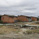 Medidores de água e contas da Caesb em bairro de Fercal, DF