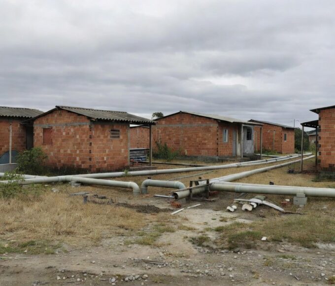 Medidores de água e contas da Caesb em bairro de Fercal, DF