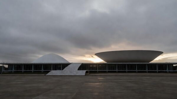Palácio do Buriti em Brasília com bandeira a meio-mastro