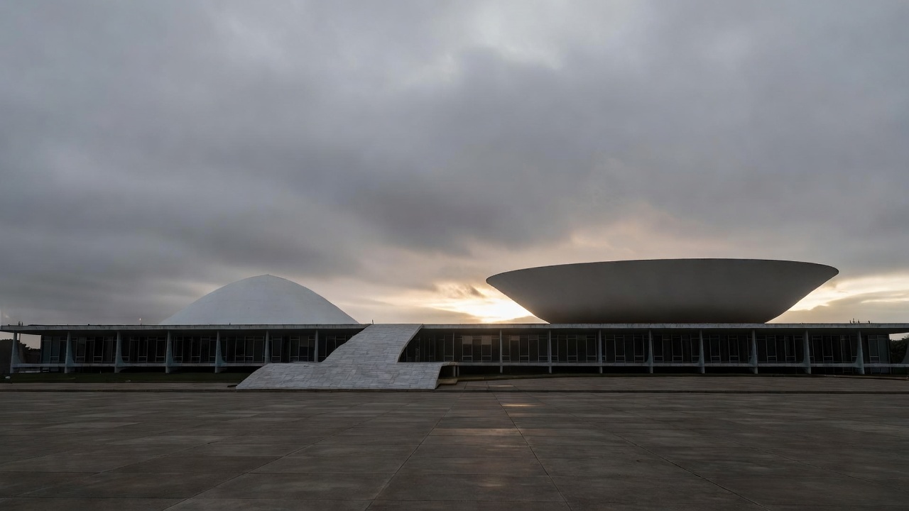 Palácio do Buriti em Brasília com bandeira a meio-mastro