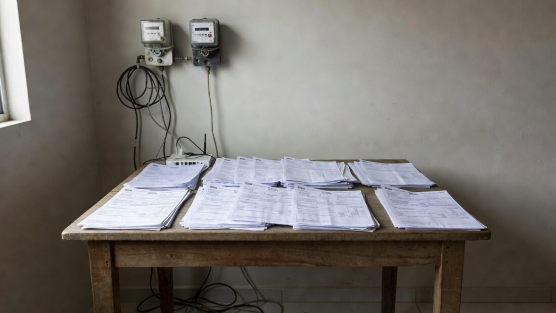 Contas de água, luz e internet sobre mesa representando lei do DF