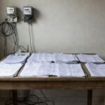 Contas de água, luz e internet sobre mesa representando lei do DF