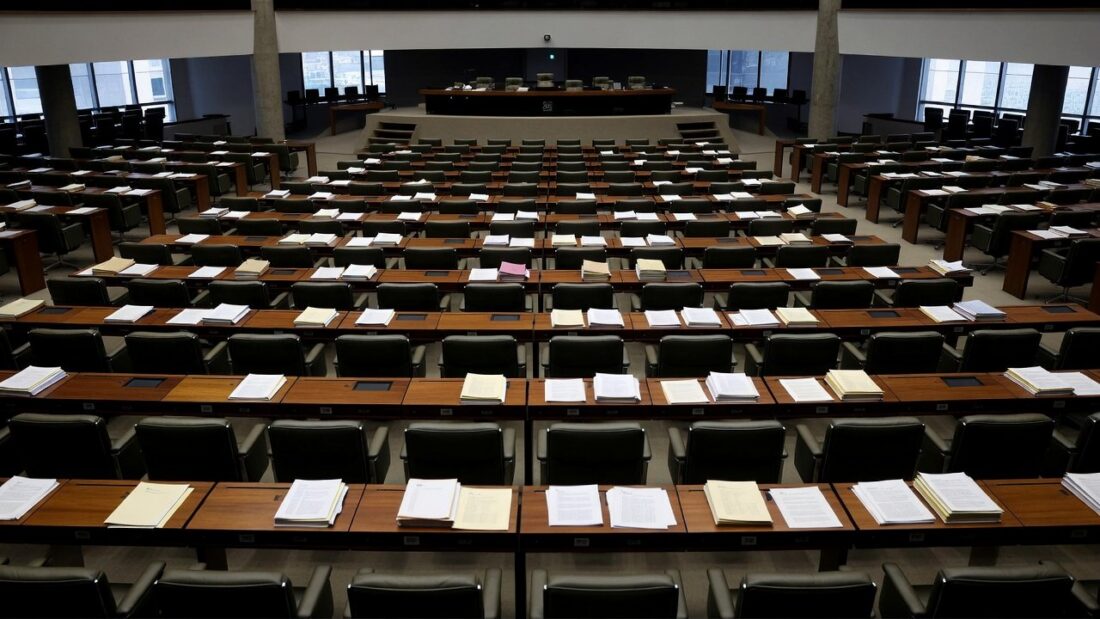 Plenário vazio da Câmara Legislativa do DF simbolizando pautas atrasadas