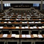 Plenário vazio da Câmara Legislativa do DF simbolizando pautas atrasadas