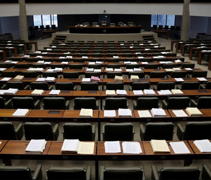 Plenário vazio da Câmara Legislativa do DF simbolizando pautas atrasadas