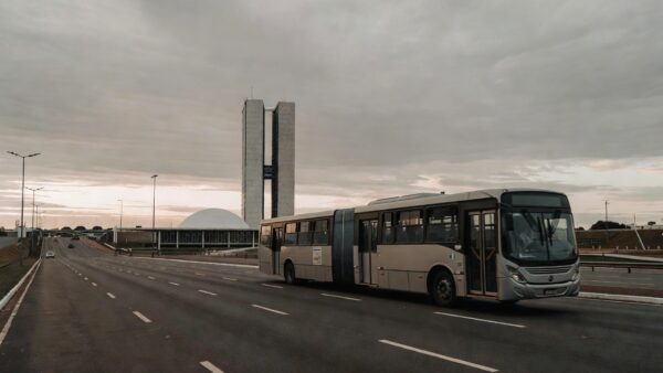 Ônibus e estações de transporte público em Brasília após aprovação da tarifa zero estudantil