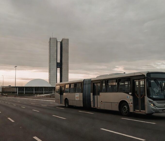 Ônibus e estações de transporte público em Brasília após aprovação da tarifa zero estudantil