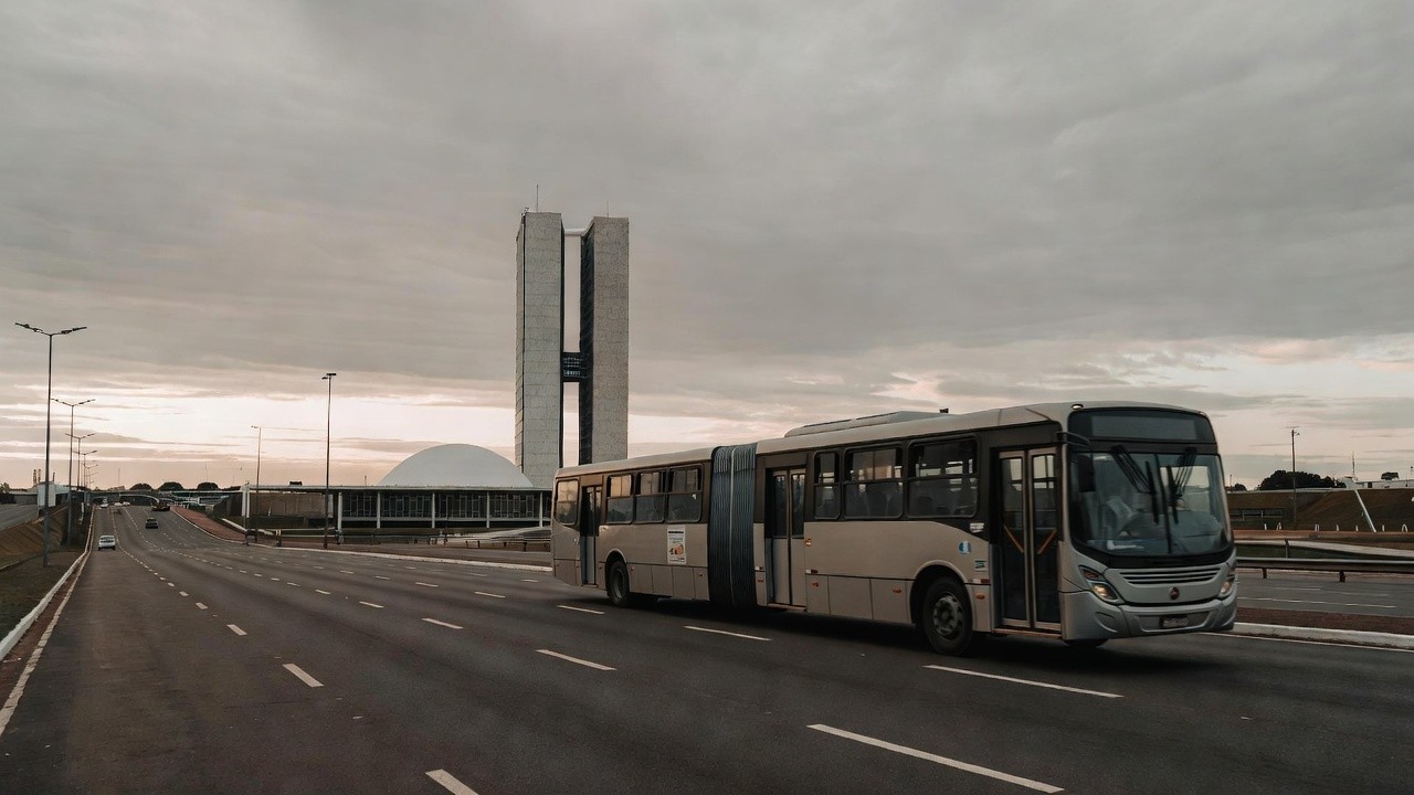 Ônibus e estações de transporte público em Brasília após aprovação da tarifa zero estudantil