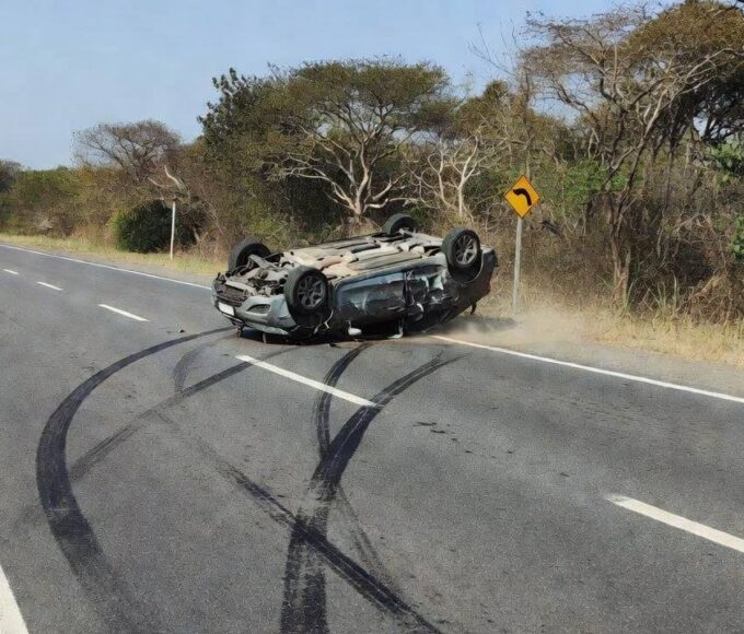 Carro capotado na BR-020 em Sobradinho após acidente com feridos