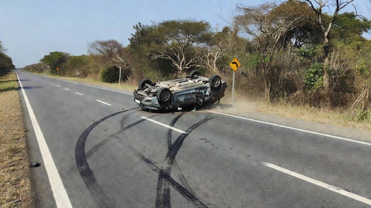 Carro capotado na BR-020 em Sobradinho após acidente com feridos