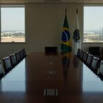 Sala de reuniões vazia em prédio público de Brasília representando encontro político sem acordo