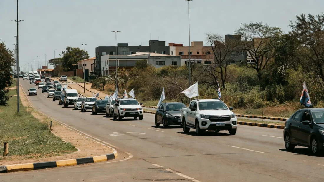Carreata de campanha em Sobradinho, Distrito Federal, com veículos em movimento