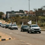 Carreata de campanha em Sobradinho, Distrito Federal, com veículos em movimento