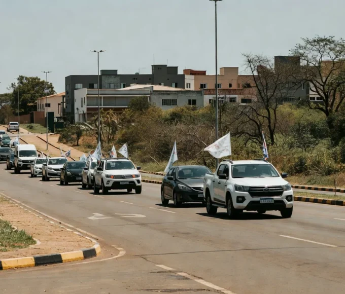 Carreata de campanha em Sobradinho, Distrito Federal, com veículos em movimento